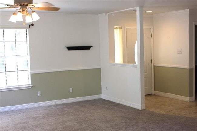 Foto del edificio - 200 N Kings Canyon Dr