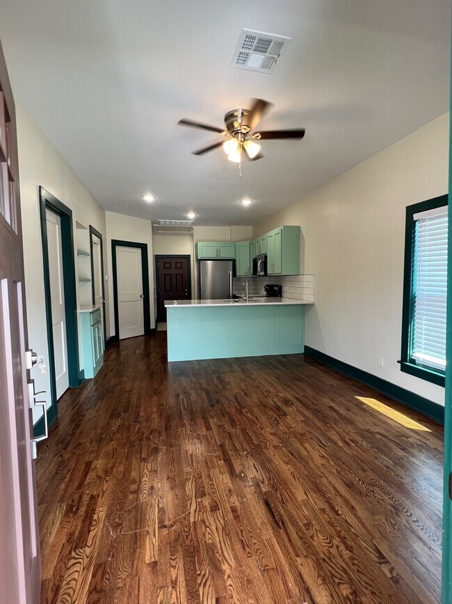 Foto del edificio - 1347 E Haskell St