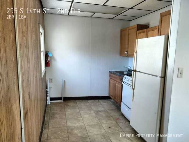 Building Photo - 2nd Floor: 2 Bedroom/ 1 Bathroom Apartment...