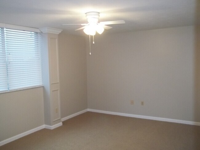 Building Photo - 2121 Nicholasville Rd