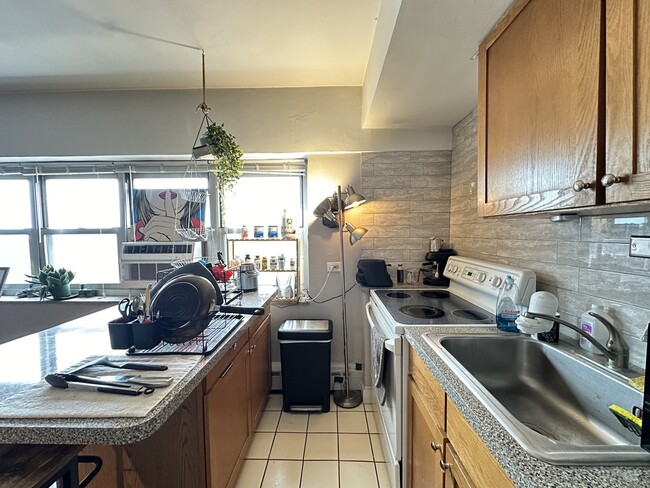 Foto del edificio - 4950 N Marine Dr