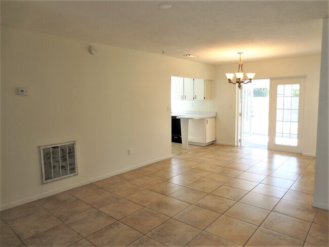 Building Photo - Nice 3-bedroom, 2-bath house with fenced y...