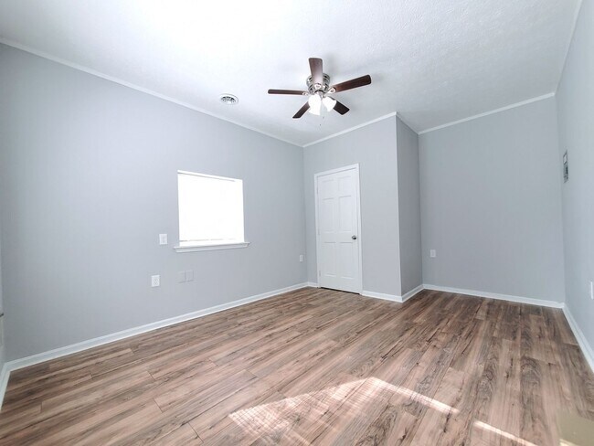Foto del edificio - 3 Bed - 1 Bath Bungalow for Rent!