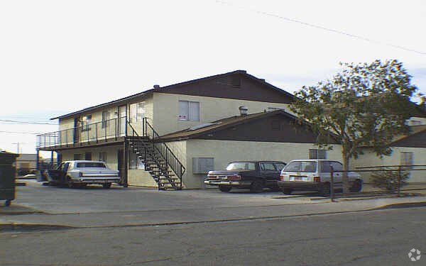 Primary Photo - 2211 E Pierce St