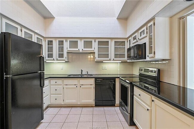 Building Photo - 3122 Camelot Dr