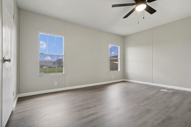 Building Photo - 105 Lovely Iris Ln