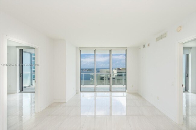 Building Photo - 1300 Brickell Bay Dr