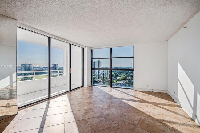 Foto del edificio - 20355 NE 34th Ct