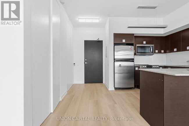 Building Photo - 33 Charles St E