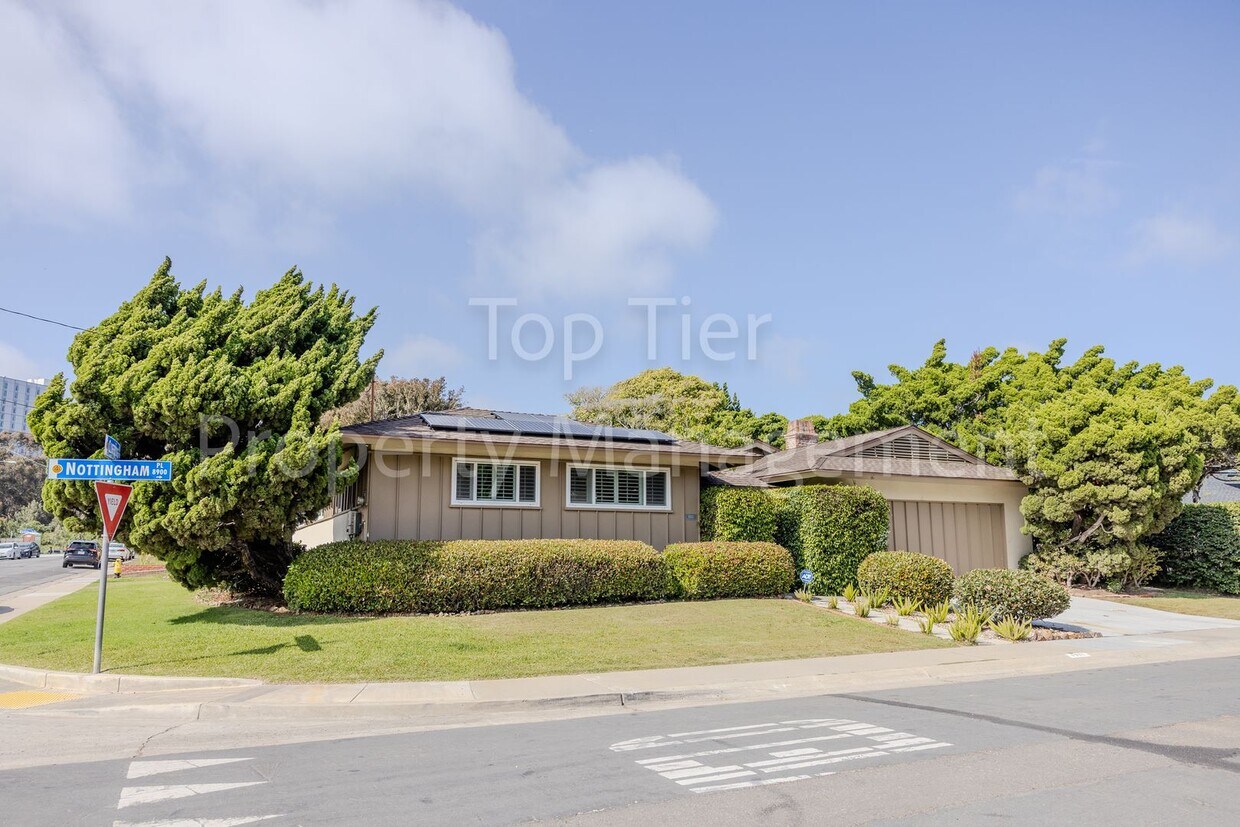 Foto principal - Charming Mid-Century Home | 4BR, 3BA | 2,4...