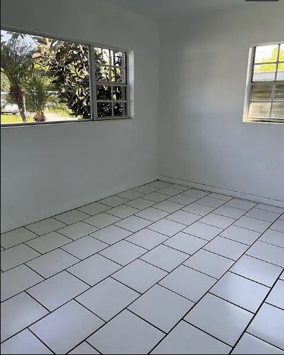 Building Photo - 127 Country Club Dr