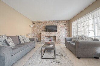 Building Photo - 2101 Fountain View Dr