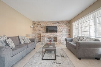 Building Photo - 2101 Fountain View Dr