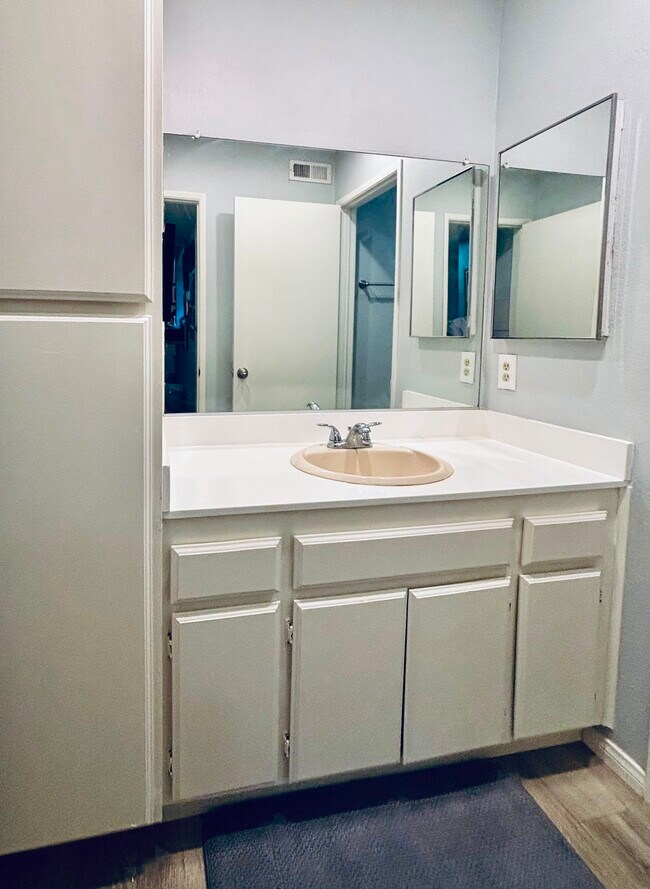 Second bathroom - 9312 Twin Trails Dr