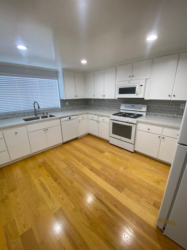 Building Photo - 2020 Farrell Ave