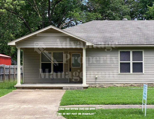 Building Photo - 1136 N Ash St