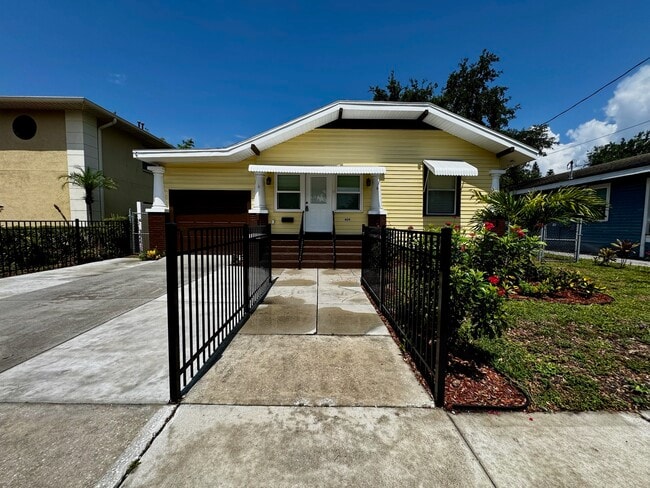 Building Photo - 409 S Willow Ave