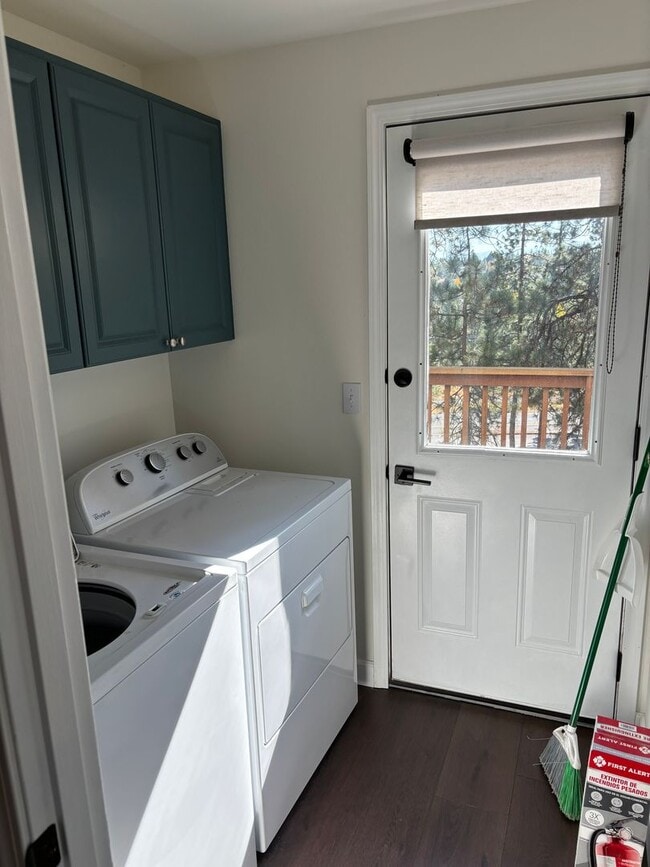 Building Photo - 4 Bed Home 20 Minutes From Mt. Bachelor