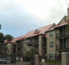 Building Photo - Altamonte Springs 1/1 condo in Gated Commu...