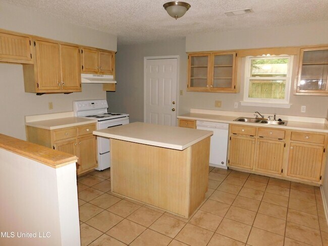 Foto del edificio - 6455 Heather Rd