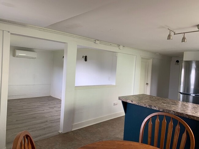 Building Photo - Darling Duplex in the heart of Wallingford!