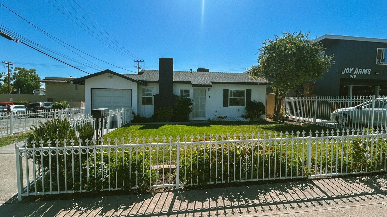 Primary Photo - 2 Bedroom Home for Rent, Corona CA