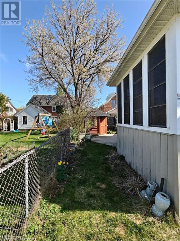 Photo du bâtiment - 18 Dunbar Rd S