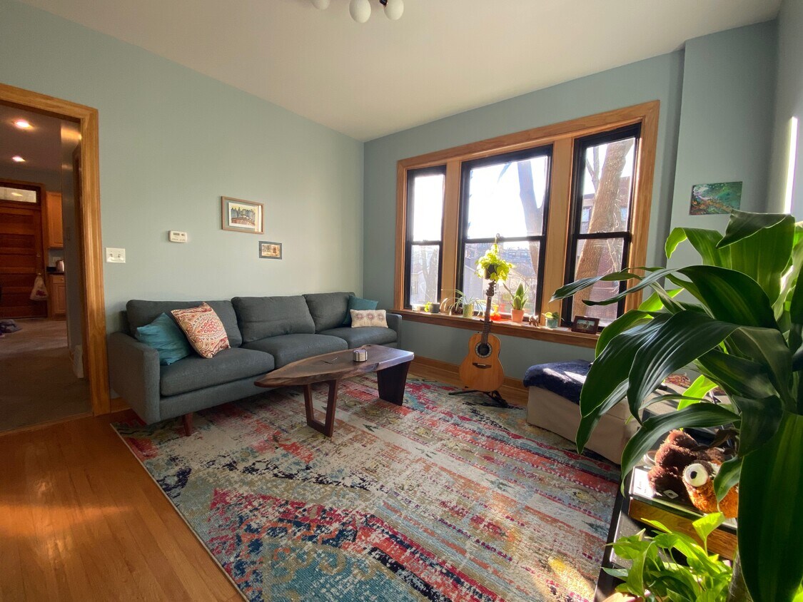 Primary Photo - 4319 N Hoyne Ave