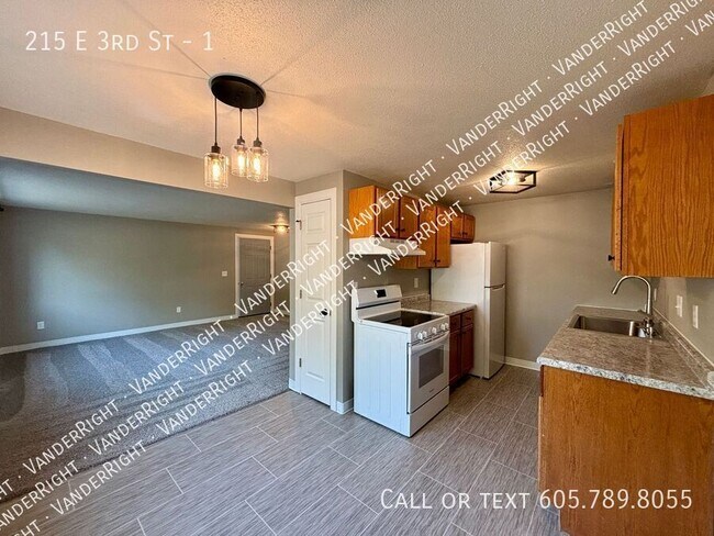 Foto del edificio - 215 E 3rd St