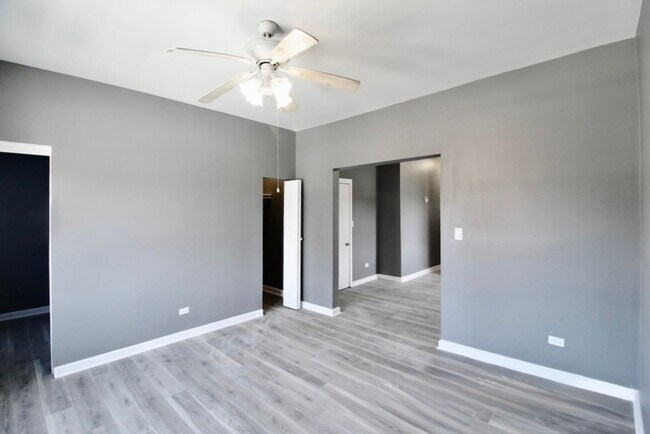 Foto del edificio - 2457 W 47th Pl