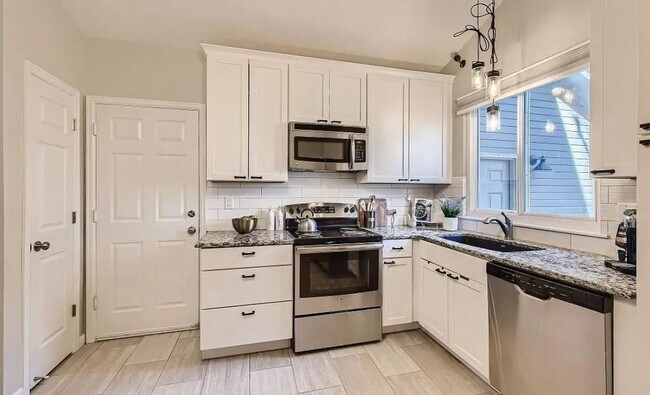 Foto del edificio - Beautifully Updated 4-Bedroom Home with Fe...
