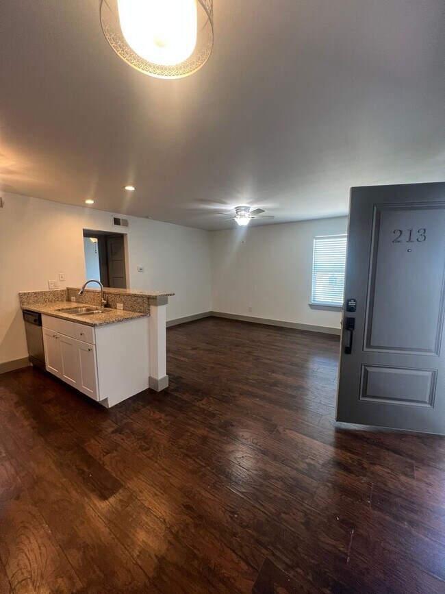 Building Photo - 4633 Fairmount St