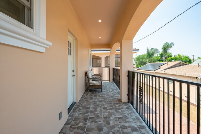 Building Photo - Stylish & Bright 2 Bed 2 Bath | Fully Furn...
