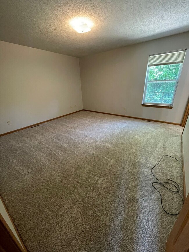 Building Photo - 3 bed/2 bath single- family home
