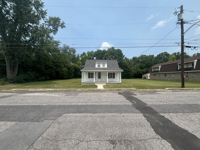 Building Photo - 328 Tyrone St