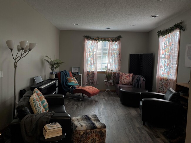 Foto del edificio - 17171 Polk Cir NW