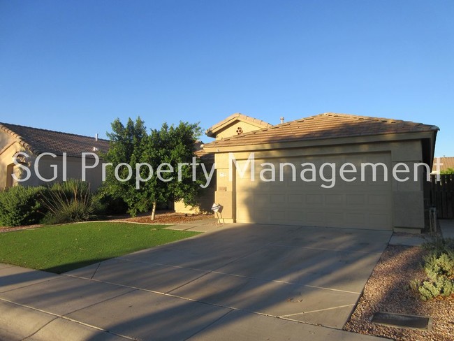 Building Photo - FANTASTIC 3 BEDROOM HOME WITH PRIVATE POOL