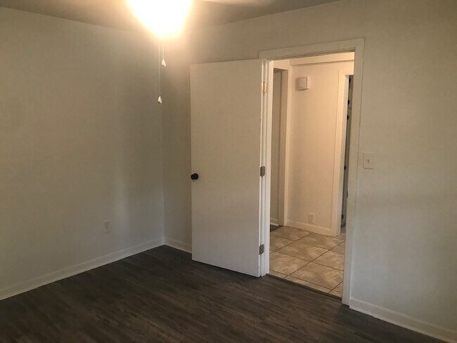 Foto del edificio - RECENTLY REMODELED BIG 4 BEDROOM 2 BATH LE...