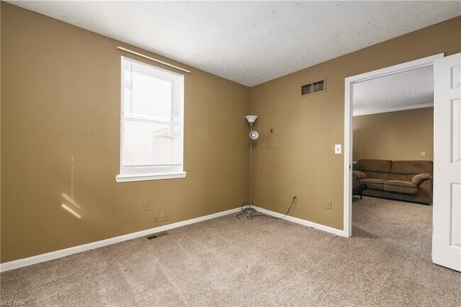 SPACIOUS BEDROOM - 1302 Broadway Ave