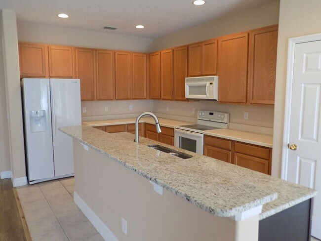 Foto del edificio - BEAUTIFUL 3 BEDROOM, 2 BATH, 3 CAR GARAGE ...