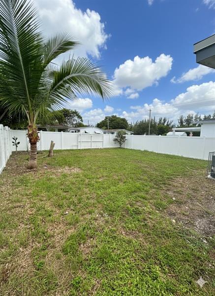 Building Photo - 749 NW 5th Ct