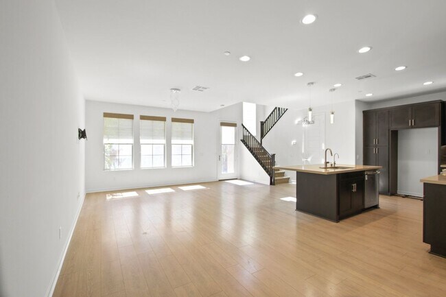 Building Photo - 21 Prominence