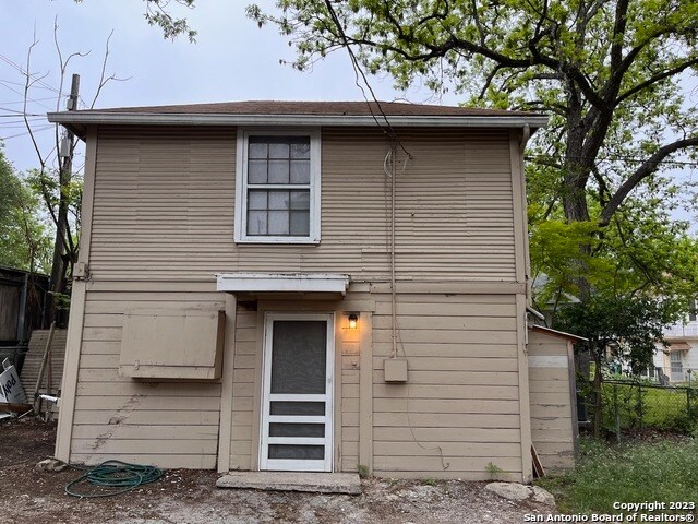 Building Photo - 422 W Mistletoe Ave