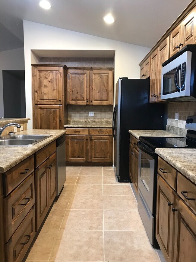 Building Photo - 3 bed, 2 bed home with a 3 car garage