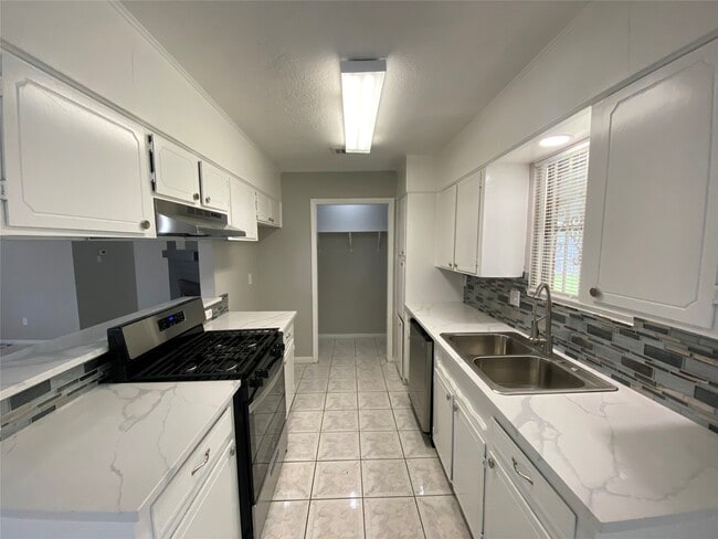 Foto del edificio - 12730 Labelle Ln