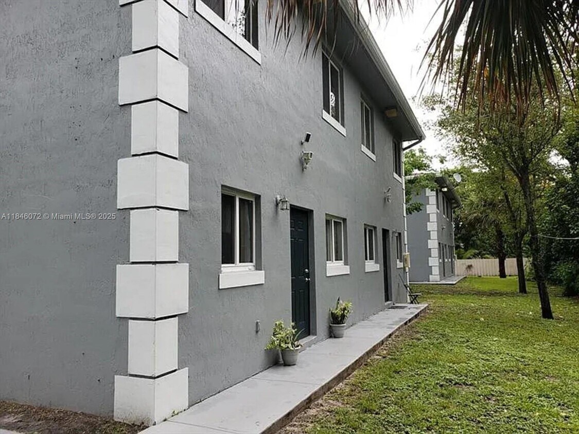 Foto principal - 14044 NE 2nd Ave