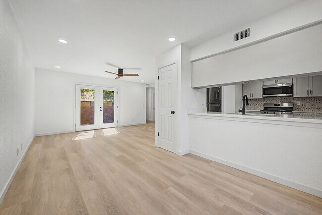 Foto del edificio - Remodeled 3BR End Unit Townhome in South Tempe | Private Yard + Covered Parking