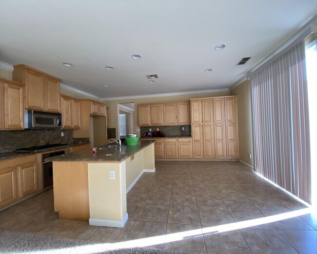 Building Photo - Amazing home in a quiet neighborhood 5Bedr...