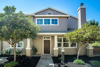 Building Photo - 255 Wildrose Common