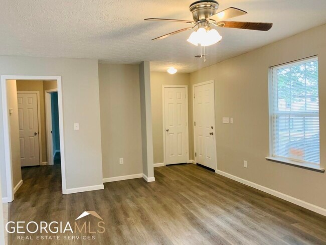 Building Photo - 14 Standish Ct